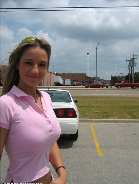 Next Door Nikki invite you to explore a free pics with Nikki showing sexy shape